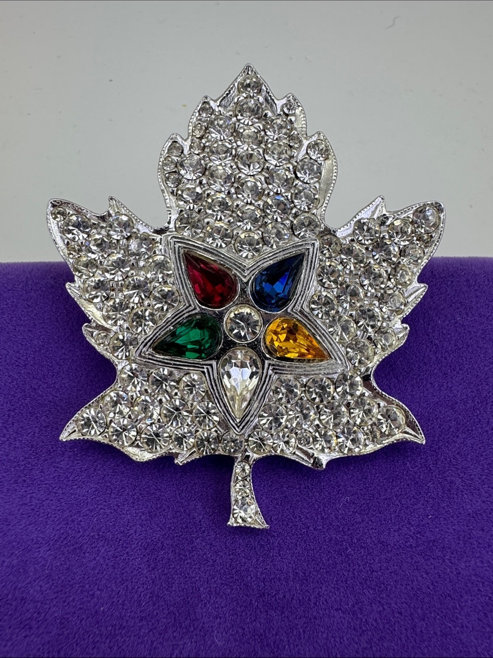 💛 Vintage Silver Tone Rhinestone Maple Leaf Brooch with Multicolor Gems